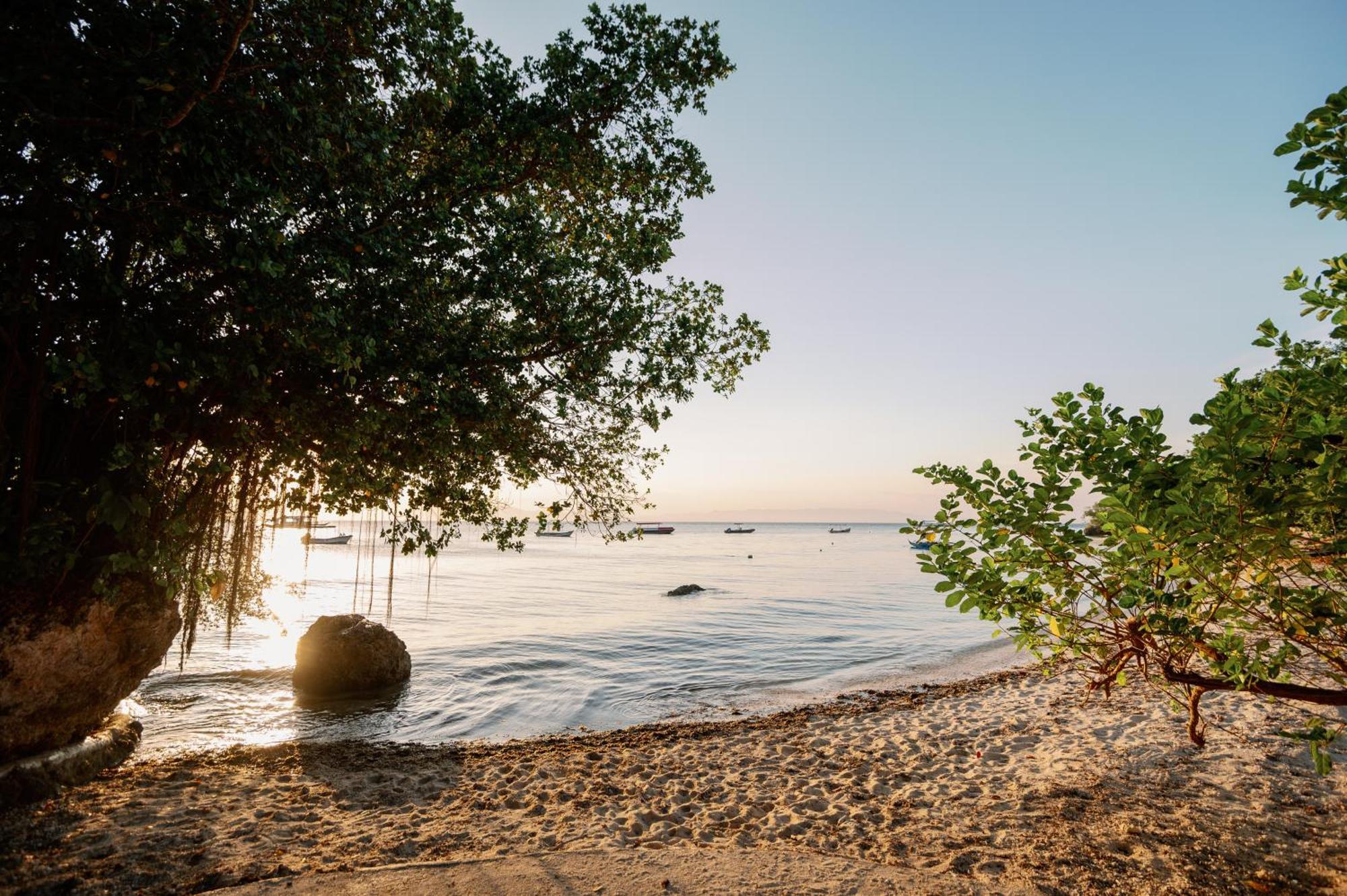 Polaris Beach And Dive Resort Inc Loon Exterior photo